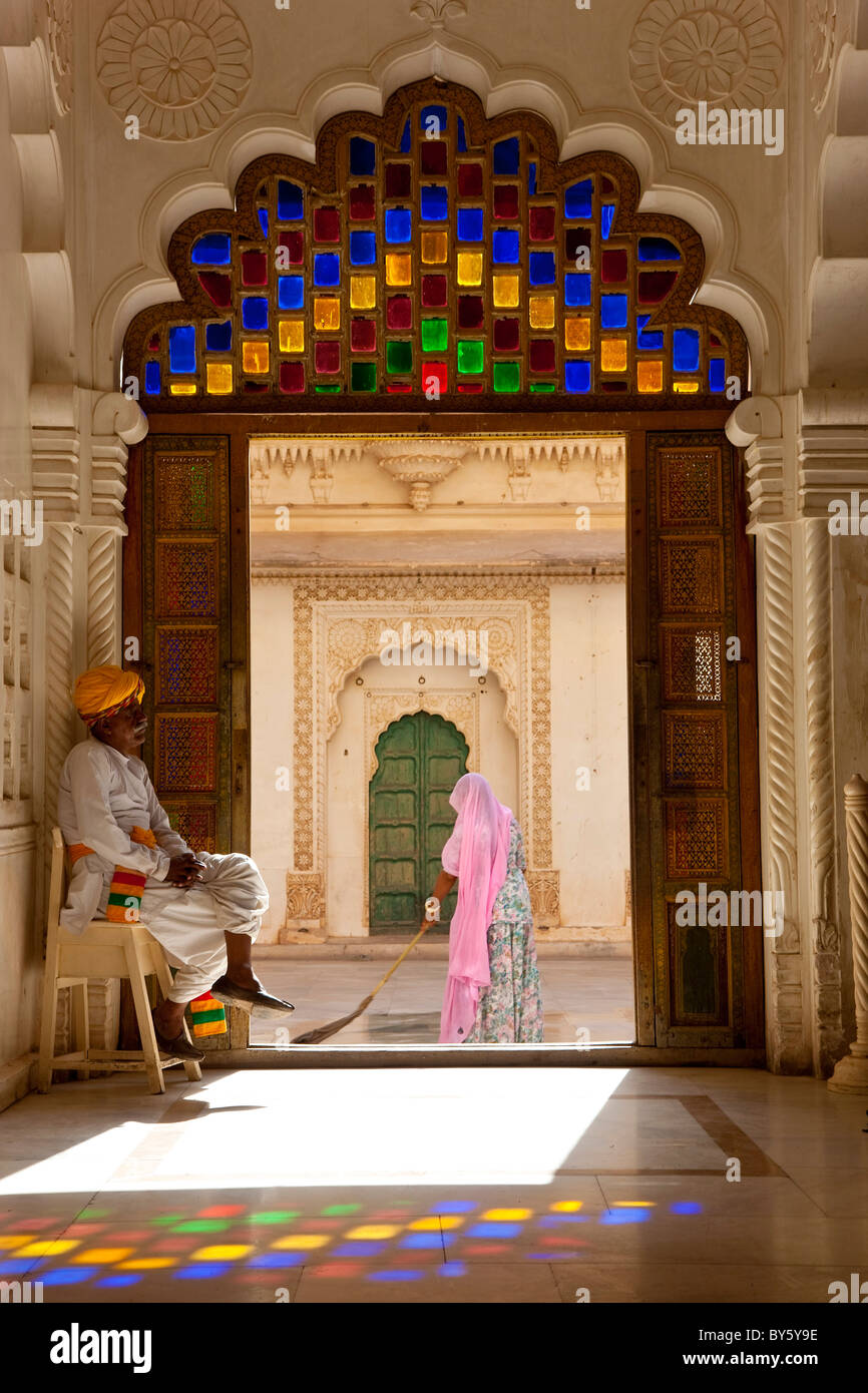 Vue à l'entrée de woman sweeping, Meherangarh Fort, Jodhpur, Rajasthan, India Banque D'Images