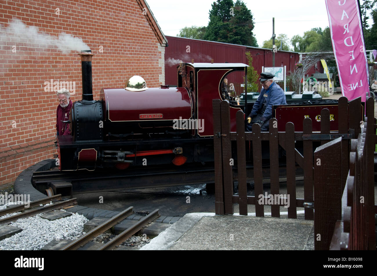 Petite locomotive à vapeur sur une platine à Bressingham Steam Museum à Norfolk, Angleterre. Banque D'Images