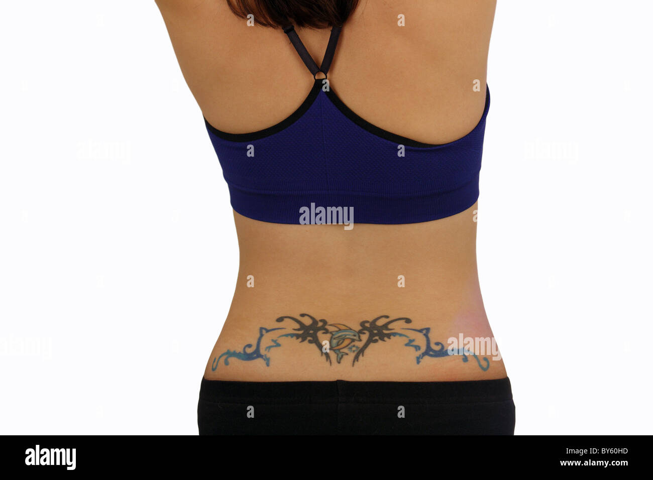Femme avec un tatouage au bas du dos Photo Stock - Alamy
