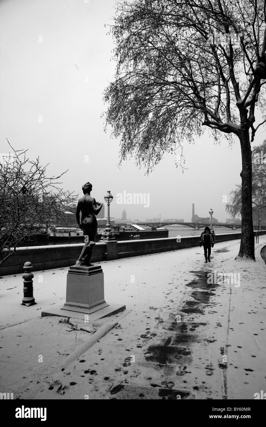 Neige sur la Thames Path par Francis Derwent Wood Sculpture d'Atalanta, Chelsea, Chelsea Embankment, London, UK Banque D'Images