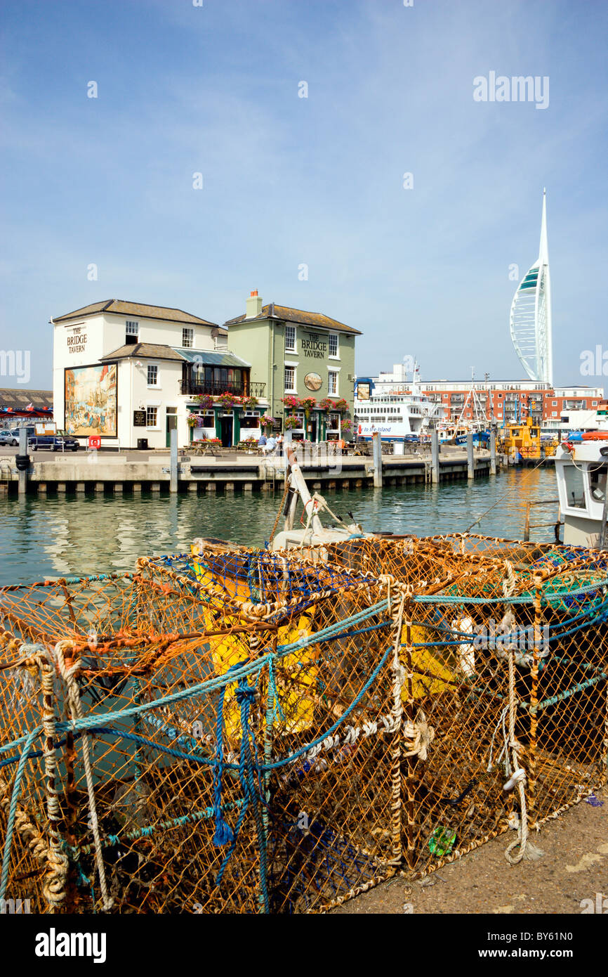 Vieux Portsmouth Hampshire Angleterre port de pêche de la cambrure montrant la tour Spinnaker au-delà de la taverne du pont Banque D'Images