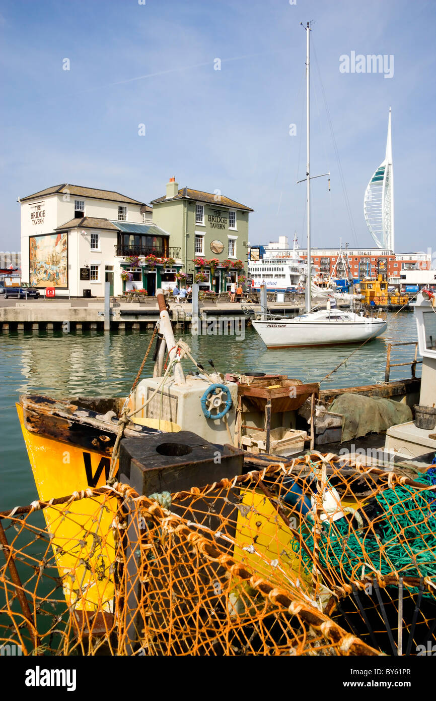 Vieux Portsmouth Hampshire Angleterre port de pêche de la cambrure montrant la tour Spinnaker au-delà de la taverne du pont Banque D'Images