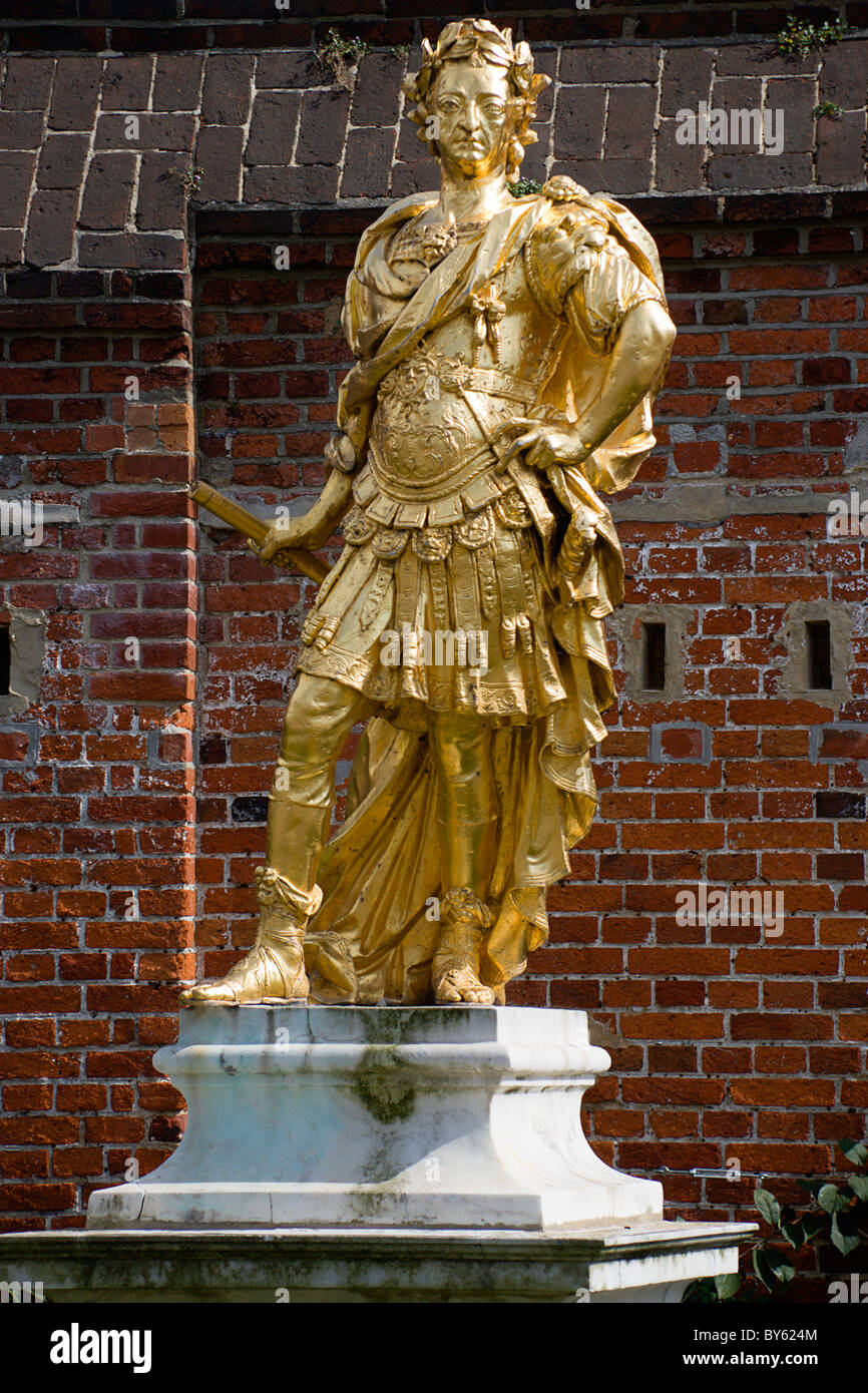 Angleterre Hampshire Portsmouth Historic Dockyard Naval statue dorée du roi George III habillé en empereur romain. Banque D'Images