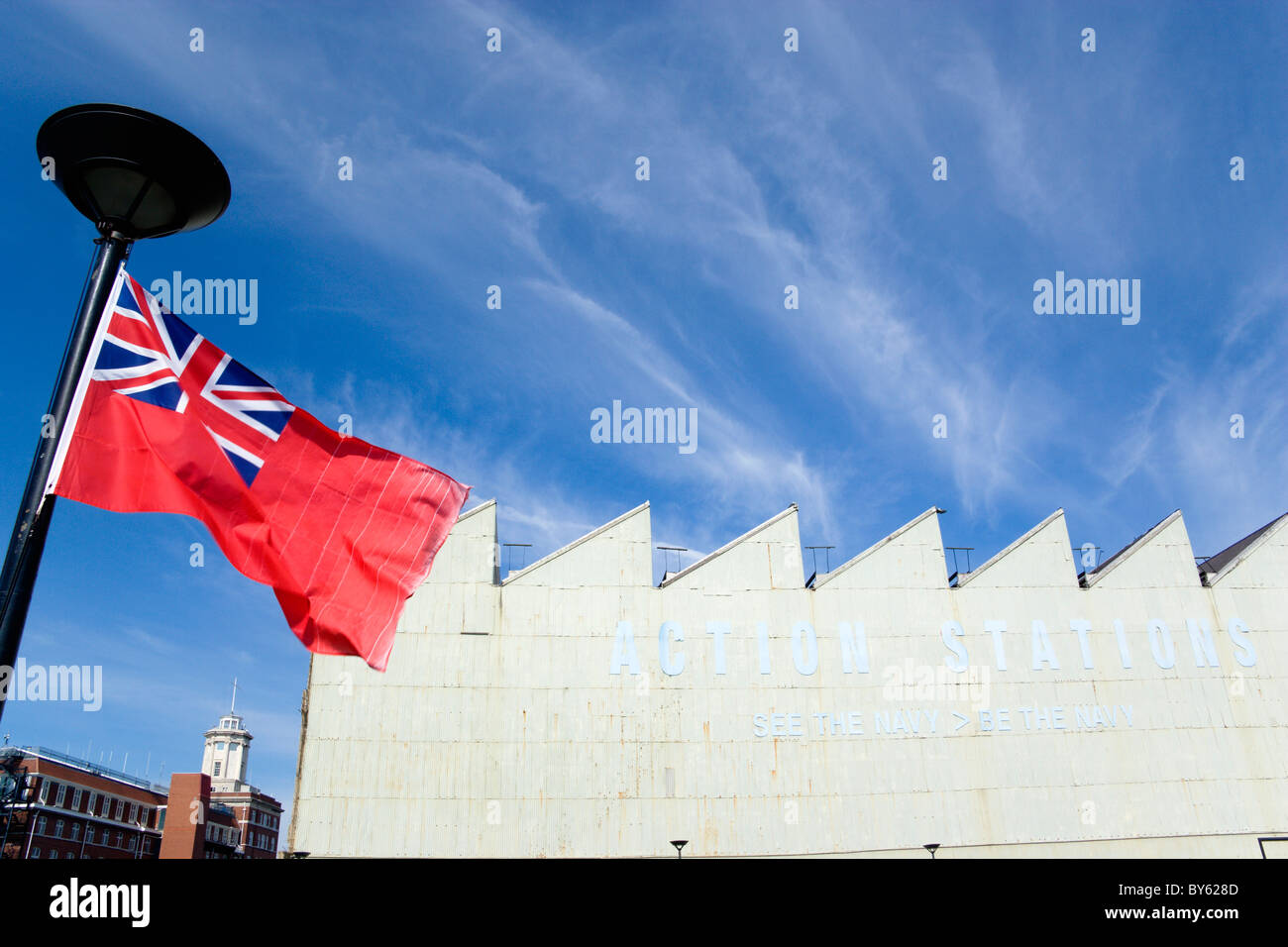 Angleterre Hampshire Portsmouth Historic Dockyard Red Ensign de la marine marchande avec mât de drapeau Stations Action Banque D'Images