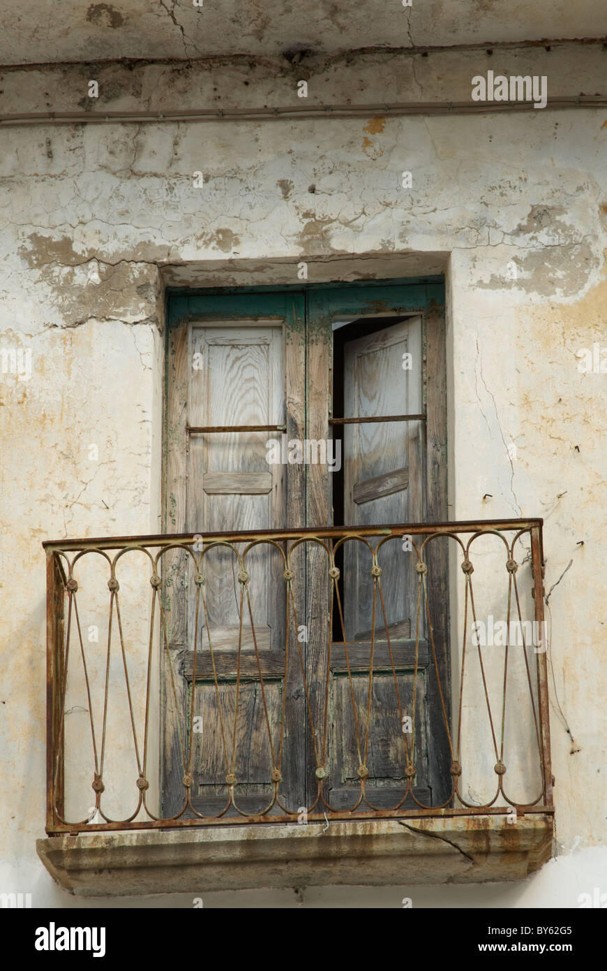 Un balcon et volets dans Revello Italie Banque D'Images