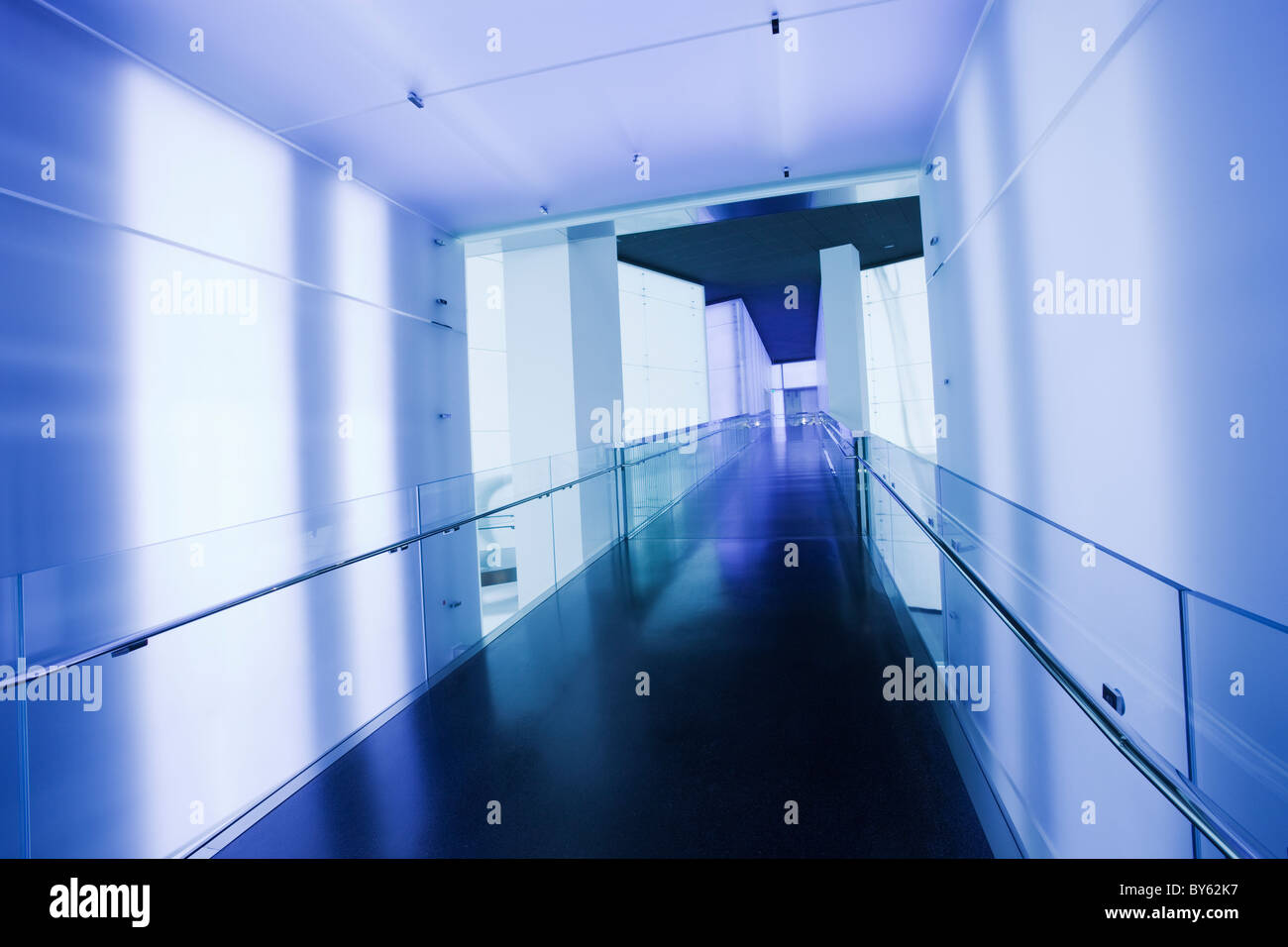 Allemagne, Bavaria, Munich, BMW Museum, couloir dans des tons bleus Banque D'Images
