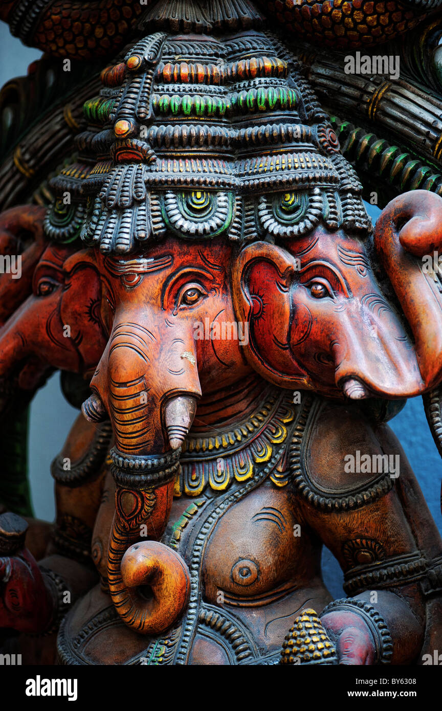 Dieu, Seigneur de l'éléphant hindou Ganesha. Trois couleur tête statue en bois du temple. L'Andhra Pradesh, Inde Banque D'Images