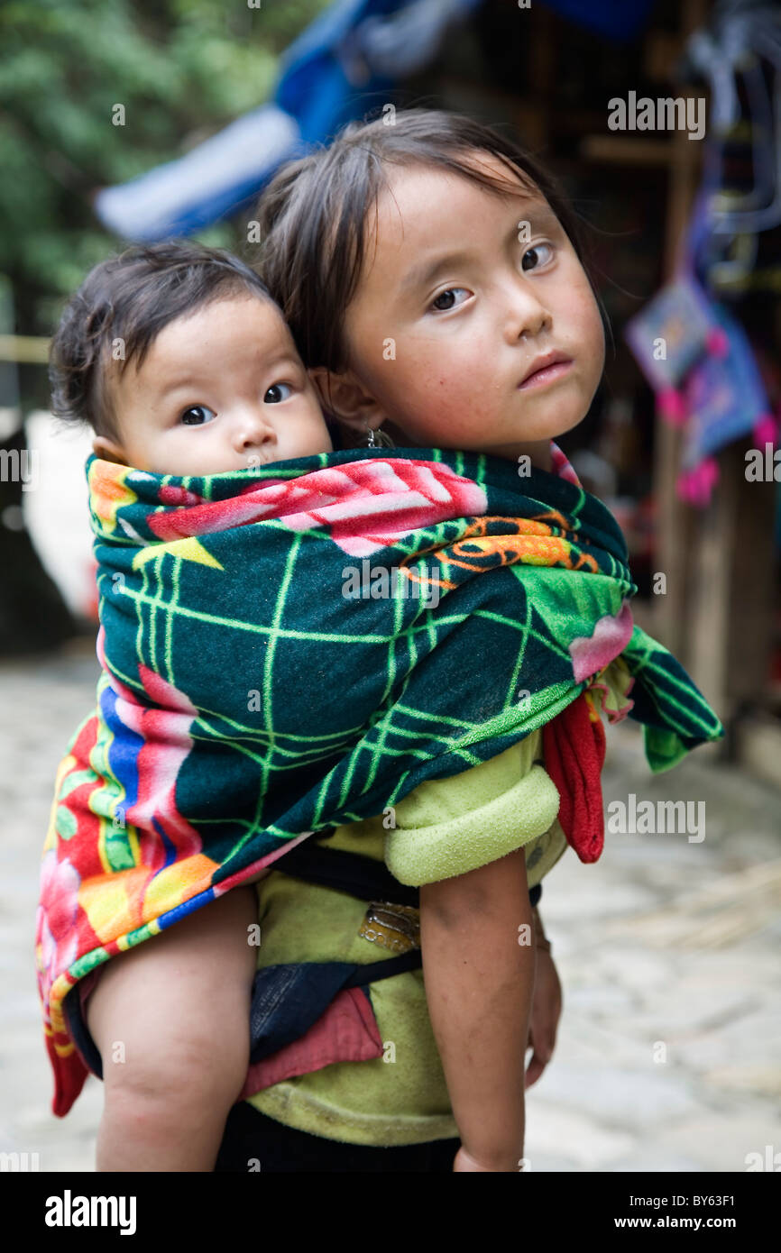 Petite fille et son frère dans le village de cat cat. Sapa, province de Lao Cai, Vietnam. Banque D'Images