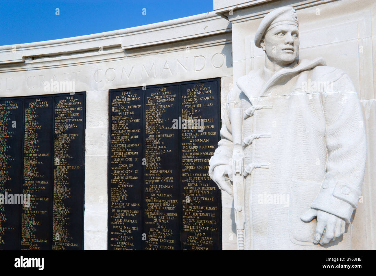 Angleterre Hampshire Portsmouth Naval Memorial de la Seconde Guerre mondiale front de mer de Southsea avec tableau d'honneur et statue de marine commando Banque D'Images