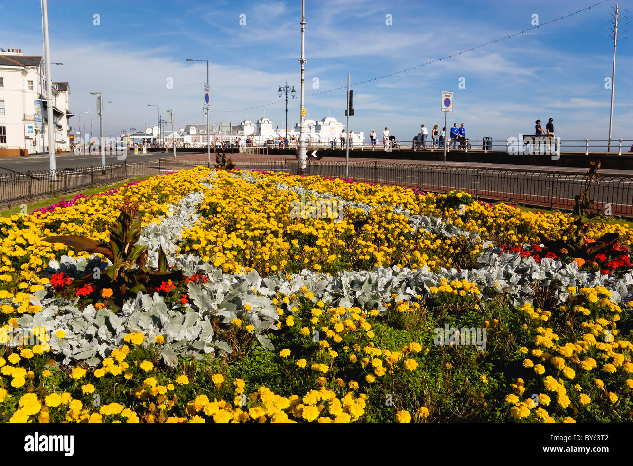 Angleterre Portsmouth Hampshire South Parade Pier construite en 1908 sur front de mer de Southsea avec jardin fleuri afficher en premier plan Banque D'Images