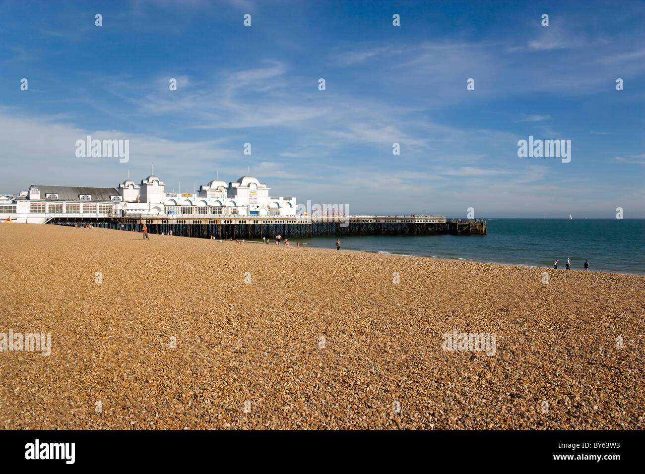 Angleterre Portsmouth Hampshire South Parade Pier construite en 1908 sur le front de mer de Southsea avec le caillou plage de galets. Banque D'Images