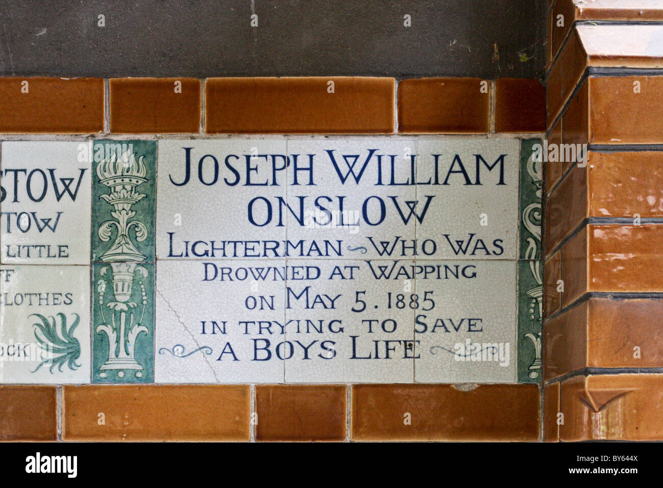 Postman Park dans City of London, un hommage au sacrifice de soi de Londoniens. Banque D'Images