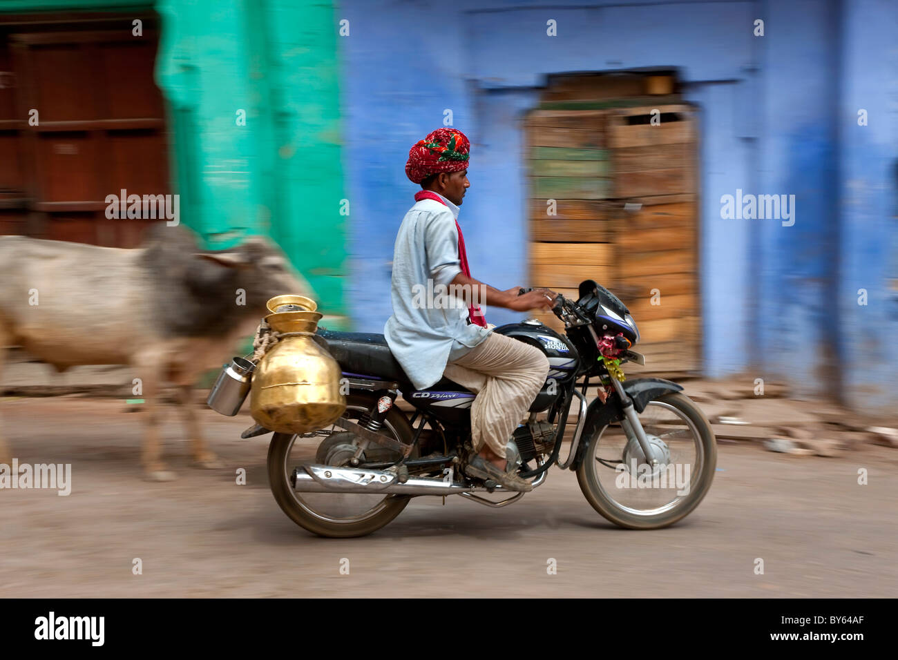 Livraison de lait en moto, Bundi, Rajasthan, Inde Banque D'Images