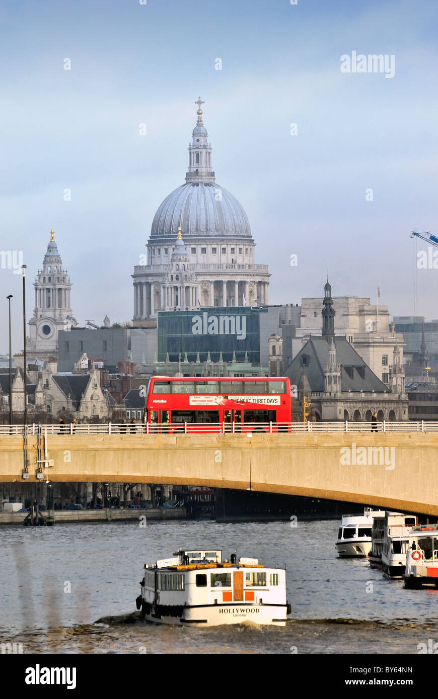 St.Pauls cathédrale avec Waterloo Bridge et London Bus en premier plan Banque D'Images