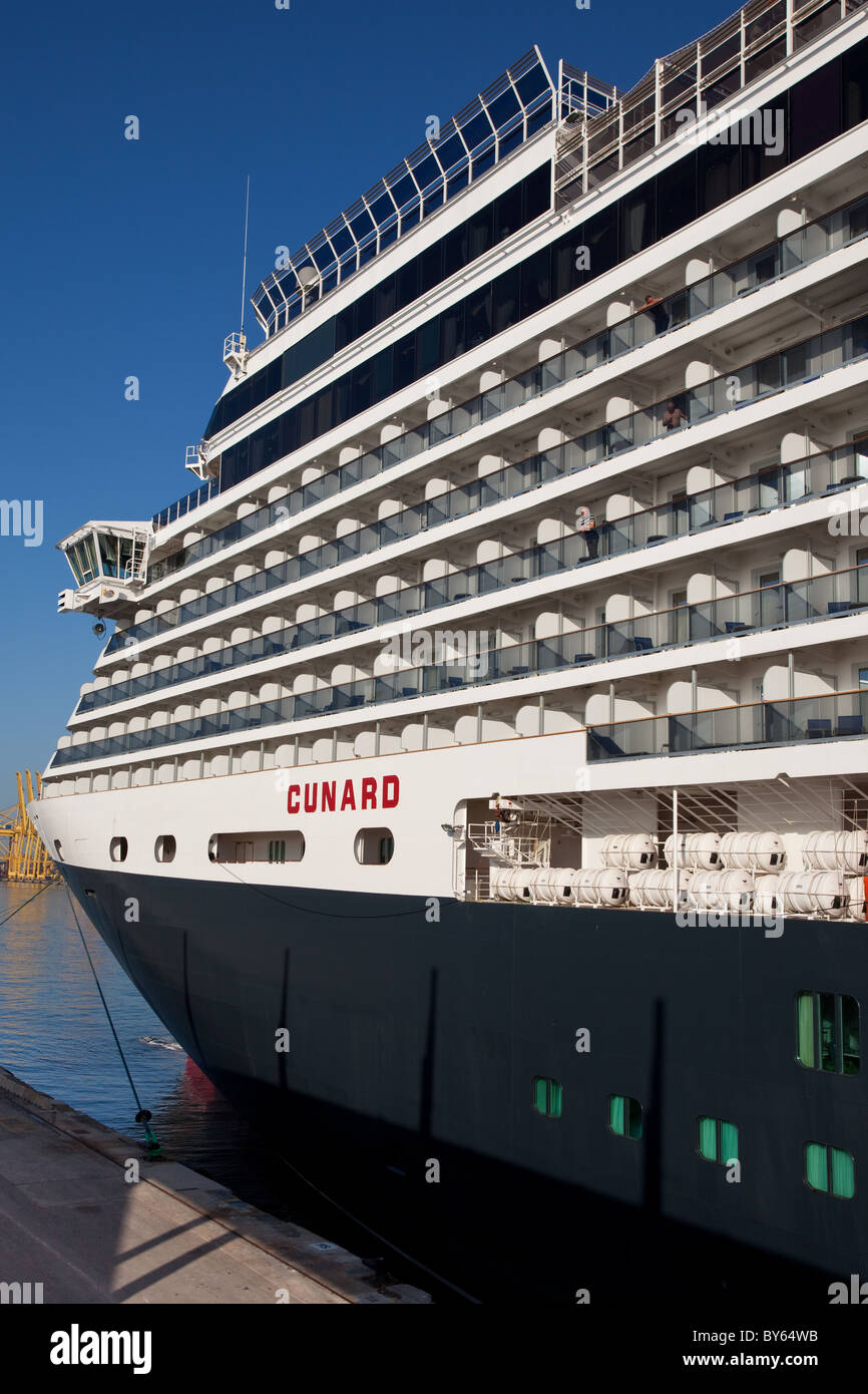 Balcons de cabine sur le paquebot Cunard Queen Victoria accosté à Barcelone Espagne. Banque D'Images