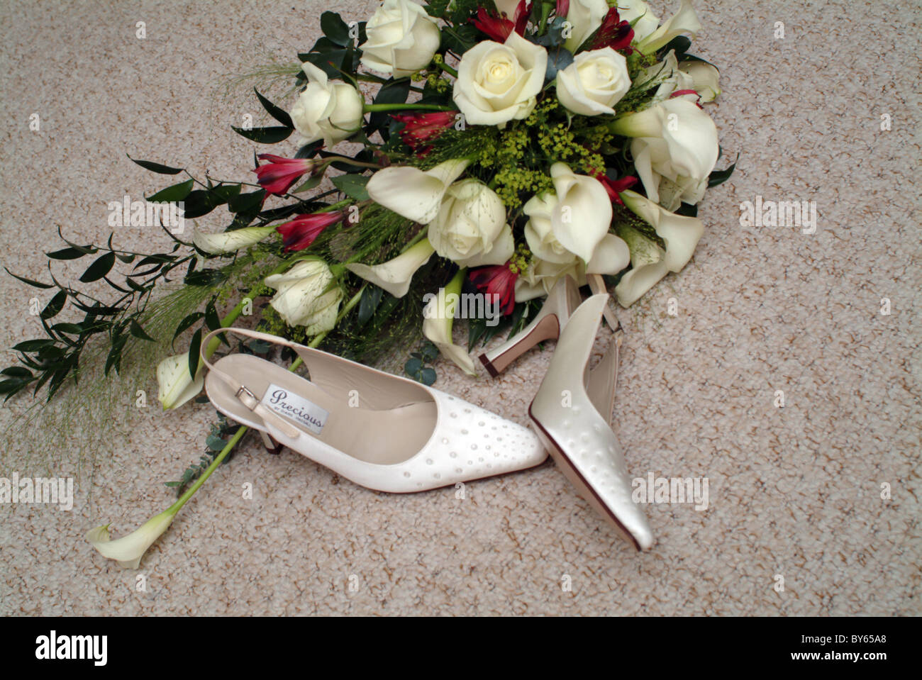 Une brides chaussures de mariage et de fleurs Banque D'Images
