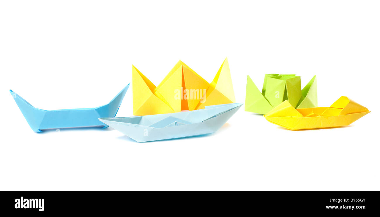 Origami groupe figure des bateaux (isolé sur blanc) Banque D'Images