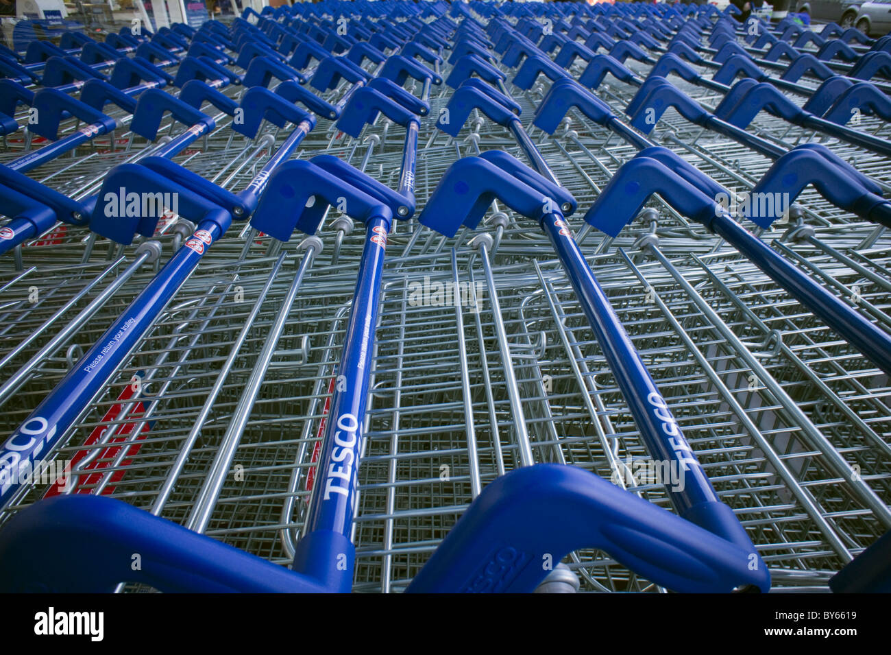 Rangées de chariots Tesco bleu en stationnement. Seulement ÉDITORIALE Banque D'Images