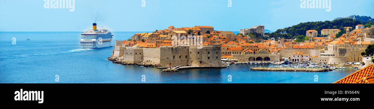 La vieille ville de Dubrovnik - voir les murs de la ville et de la mer avec un bateau de croisière Banque D'Images