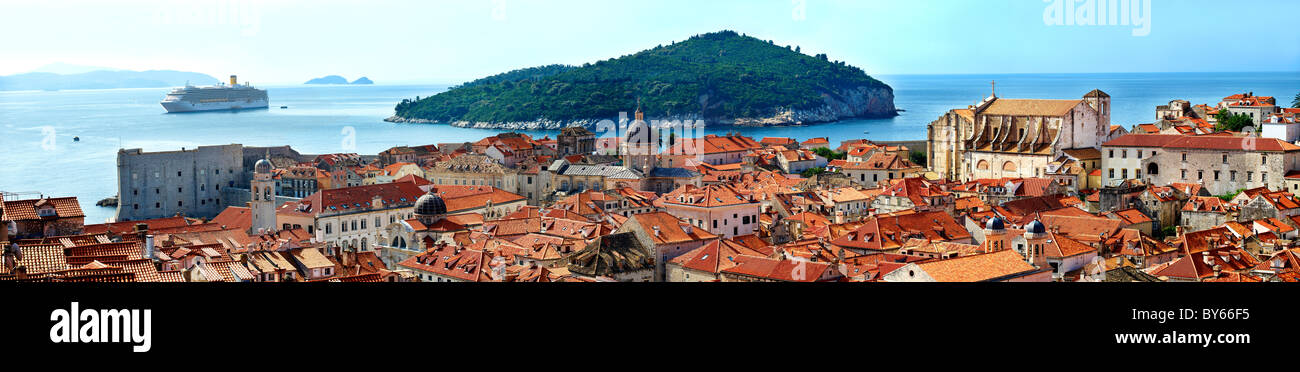 La vieille ville de Dubrovnik - Vue de ville médiévale surplombant la mer Banque D'Images