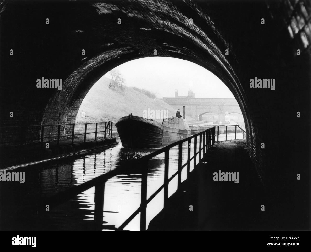 Narrowboat entrant dans le tunnel de Netherton près de Dudley en 1966. Le a ouvert en 1858. 1966 Grande-Bretagne IMAGE des années 1960 PAR DAVID BAGNALL canaux tunnels voies navigables victoriennes britanniques tunnels victoriens 20e siècle Banque D'Images