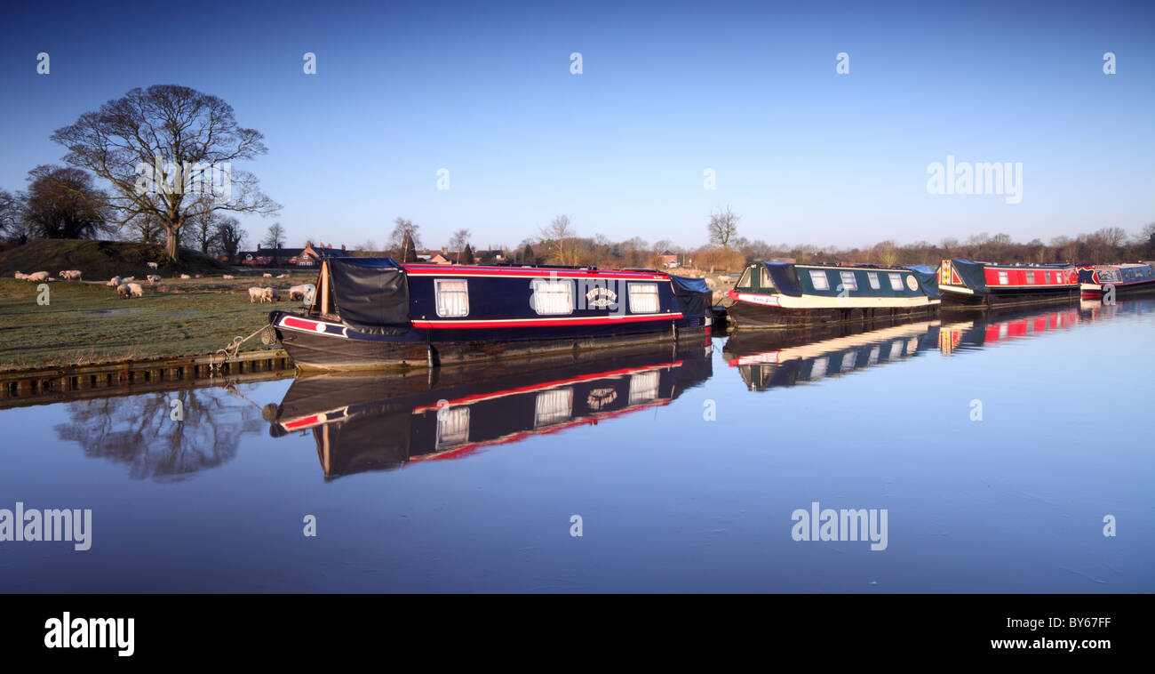 Les chalands amarrés sur le Canal Ashby, Leicestershire sur un matin d'hiver Banque D'Images