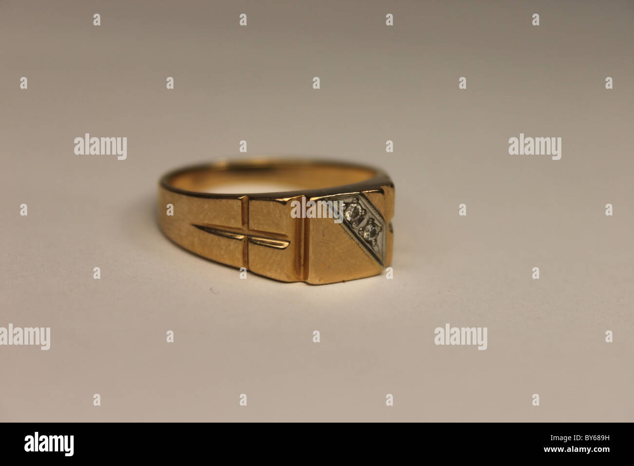 Anneau en or fond blanc close-up Banque D'Images