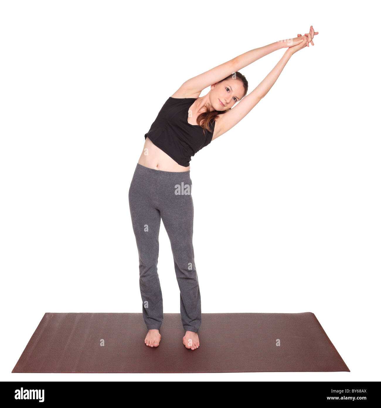 Studio isolé d'un coup monter Caucasian woman holding l'ardha chandrasana Croissant de lune yoga position sur un tapis d'exercice. Banque D'Images