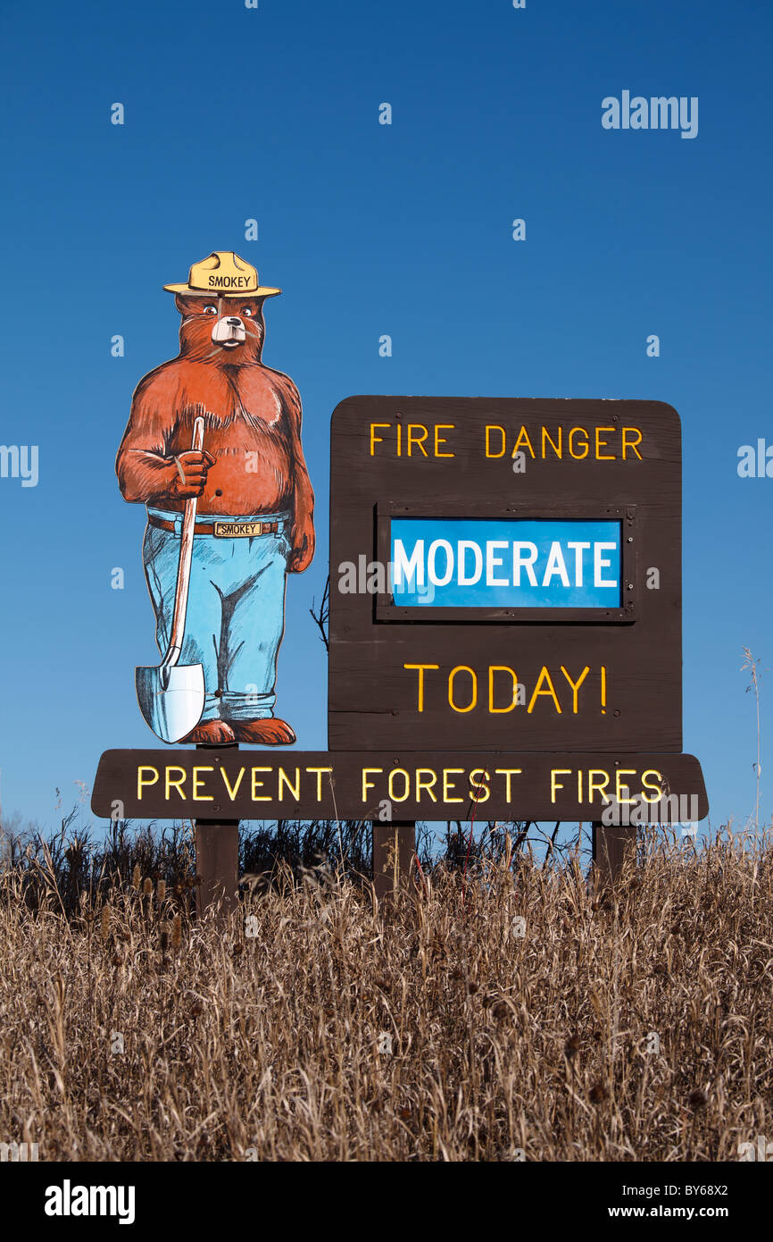 A l'ours Smokey fire danger sign montrant "président" risque - le nord du Minnesota, USA. Banque D'Images
