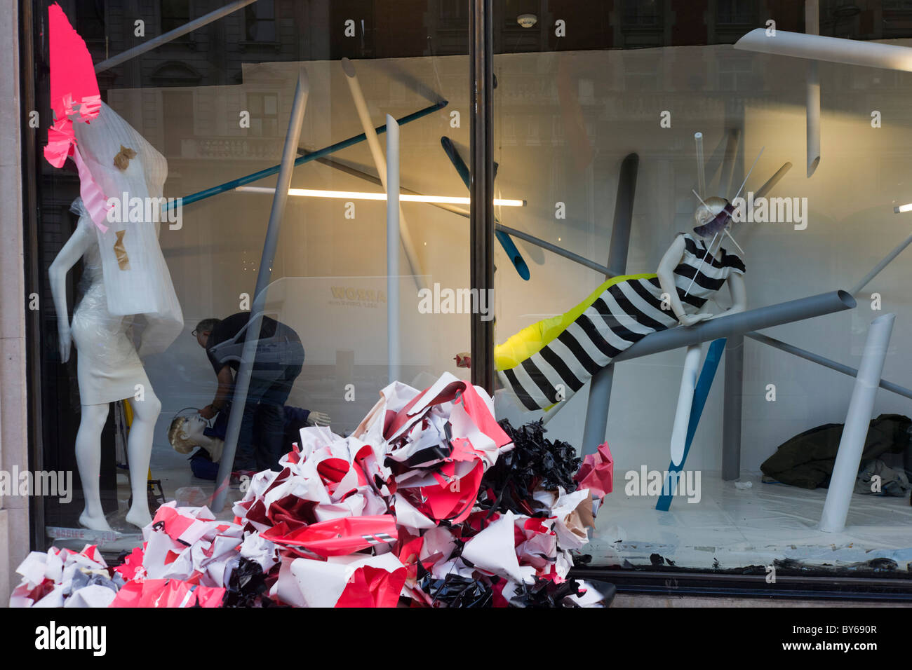 Une fenêtre de détail dresser prépare les petites caractéristiques dans un nouvel affichage à la London brance de grand magasin Harvey Nichols. Banque D'Images