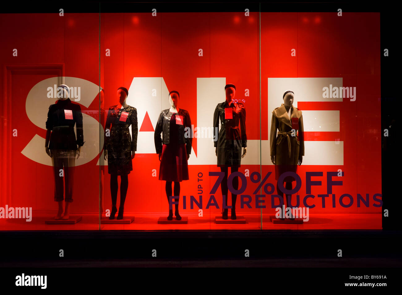 Vente signer et mannequin in London's Regent Street clothing shop window Banque D'Images