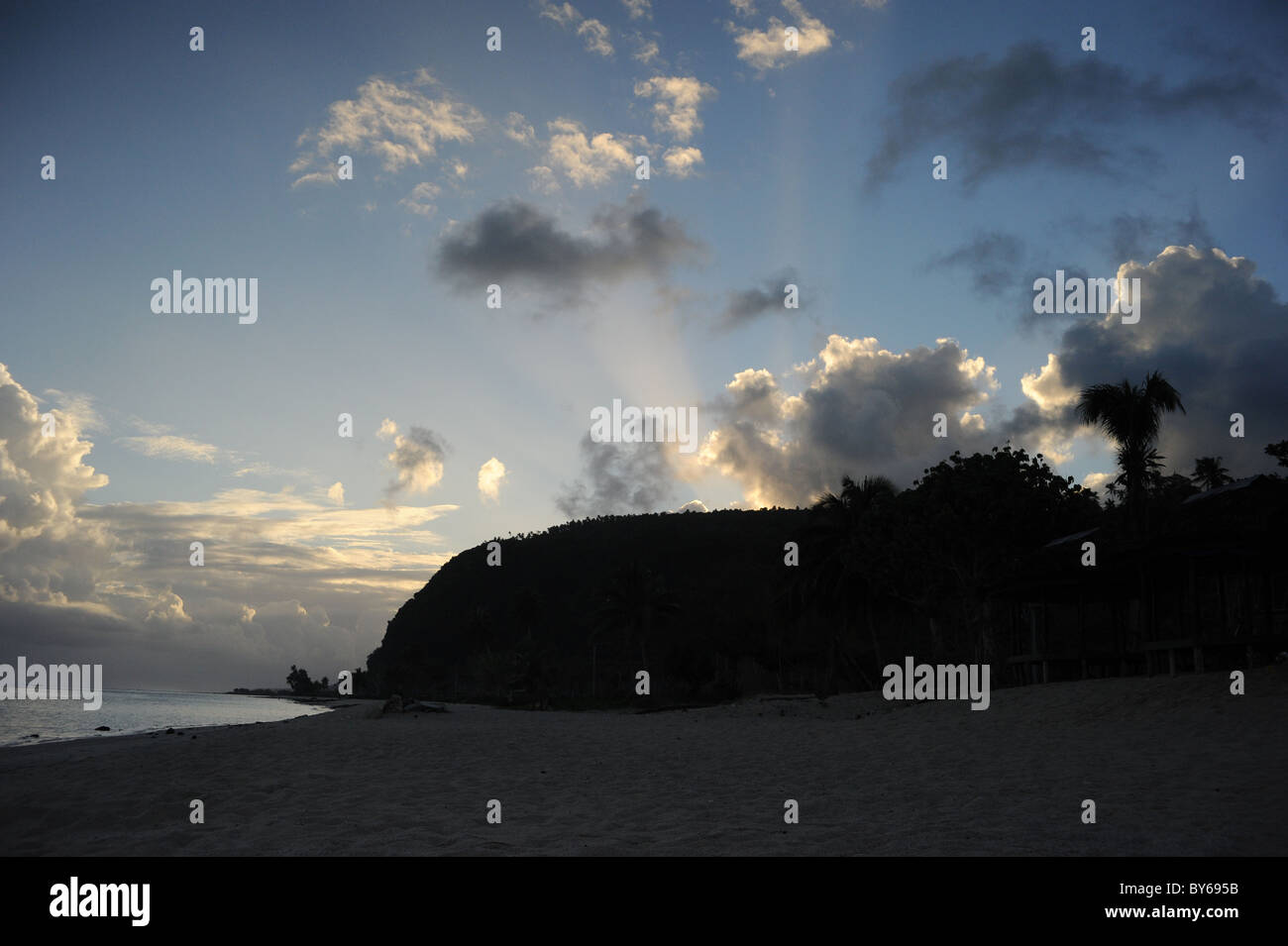 Soleil sur le Taufua Fales, Western Samoa, Polynésie Française Banque D'Images