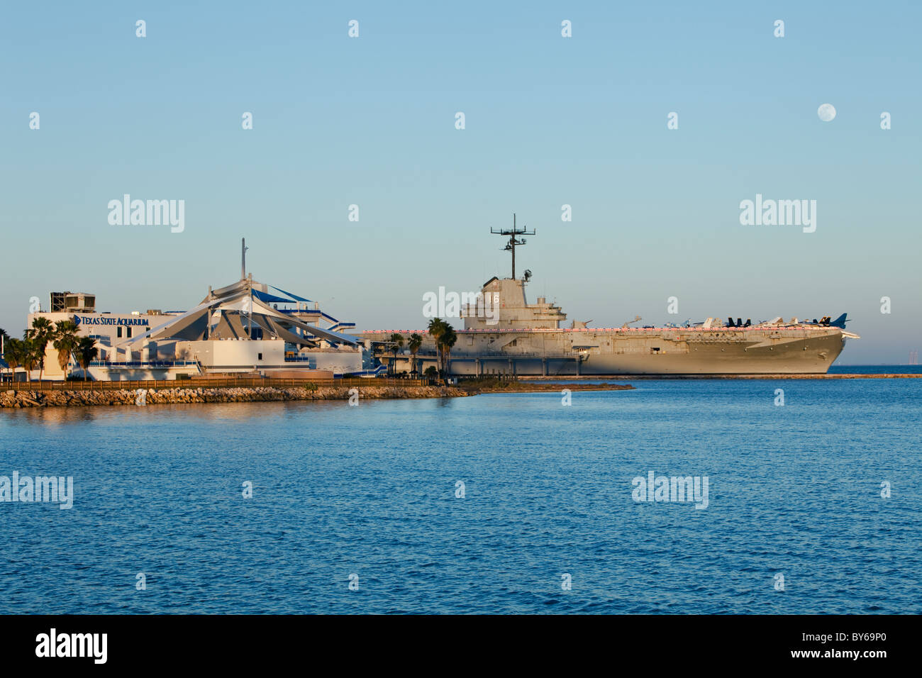 Texas State Aquarium et USS Lexington CV16 Banque D'Images