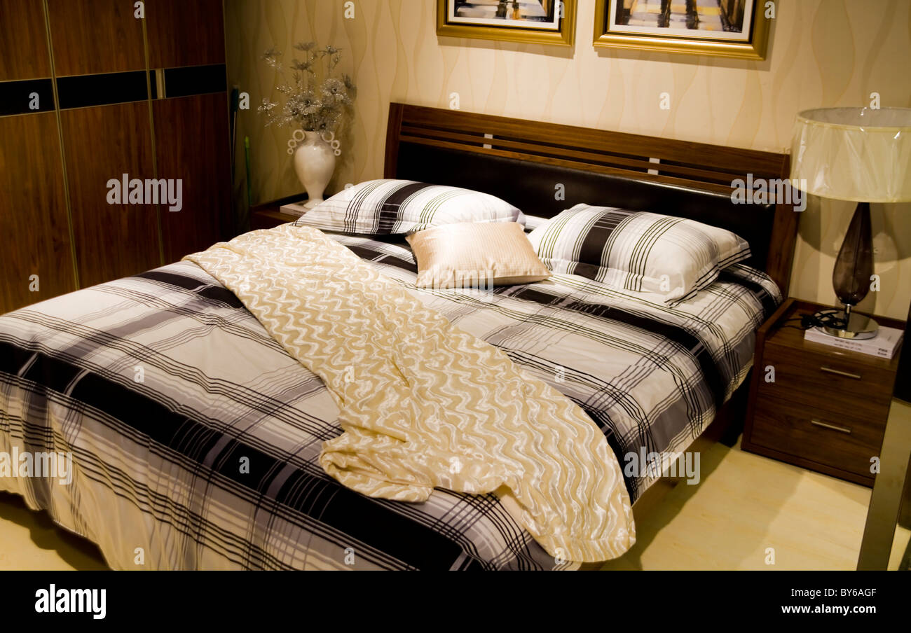 L'intérieur de Luxe Chambre avec grand lit Banque D'Images