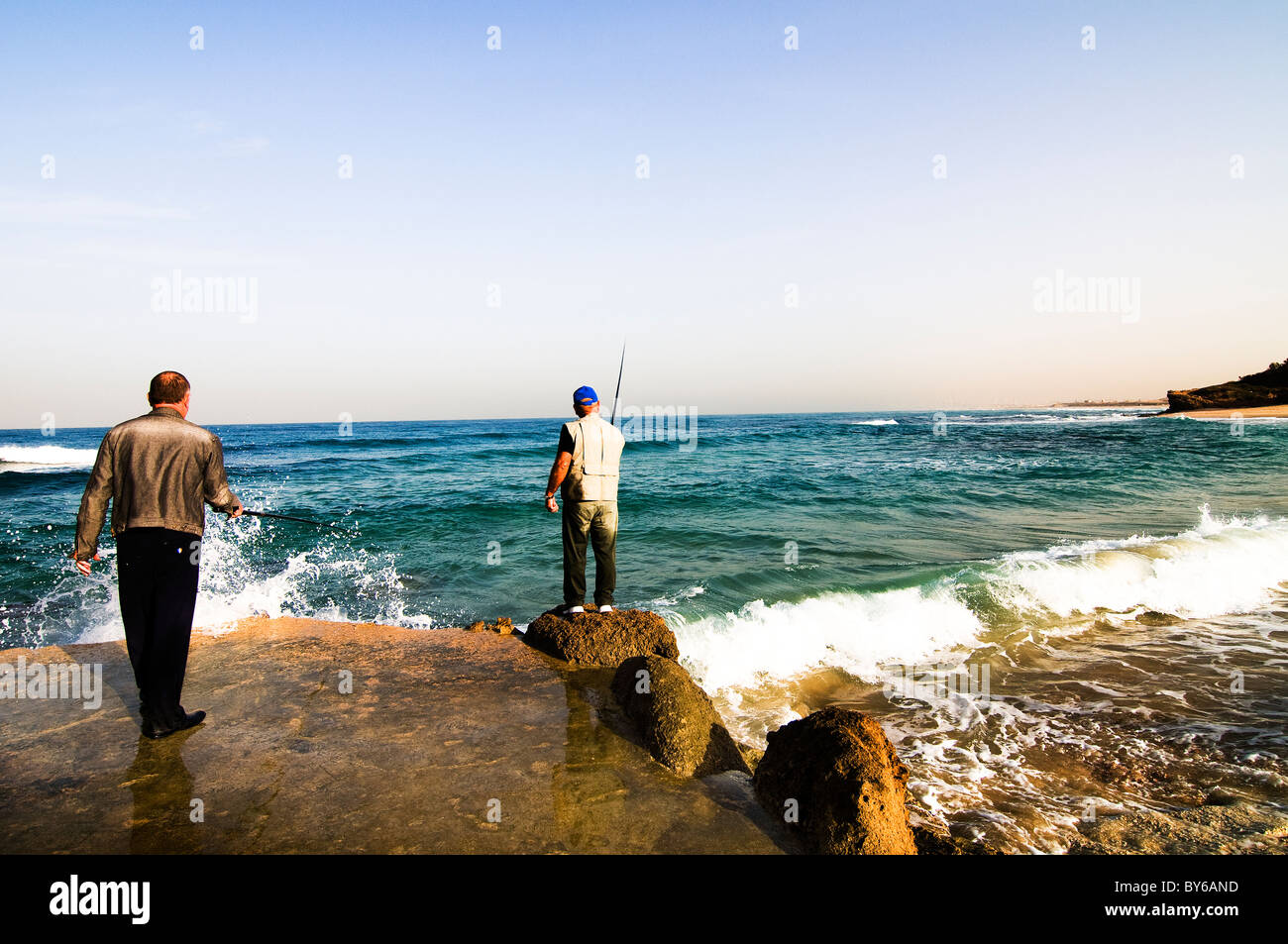 Pêche Les pêcheurs à Palmachim beach, Israël. Banque D'Images