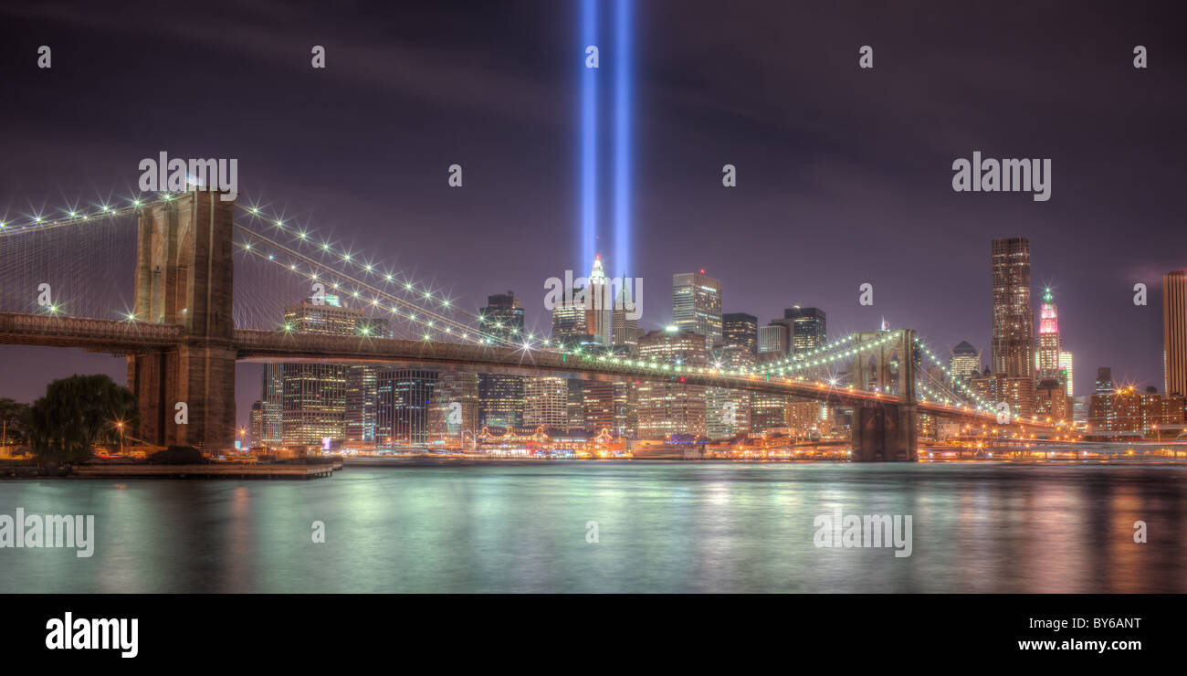 Le double faisceau de lumière de l'hommage rendu à la lumière, le souvenir des événements du 11 septembre 2001, l'éclat dans le ciel nocturne. Banque D'Images