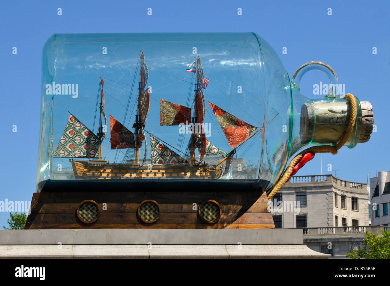 Gros plan du modèle artistique de la victoire de Nelsons dans une bouteille de Yinka Shonibare œuvres d'art sur la quatrième plinthe de Trafalgar Square Londres Angleterre Royaume-Uni Banque D'Images