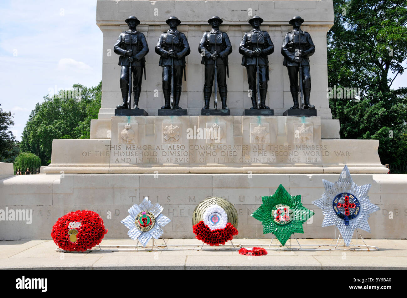 Des couronnes de pierre de Portland et à l'obélisque de cinq sculptures en bronze sur les protections War Memorial à côté de Horse Guards Parade Ground London UK Banque D'Images