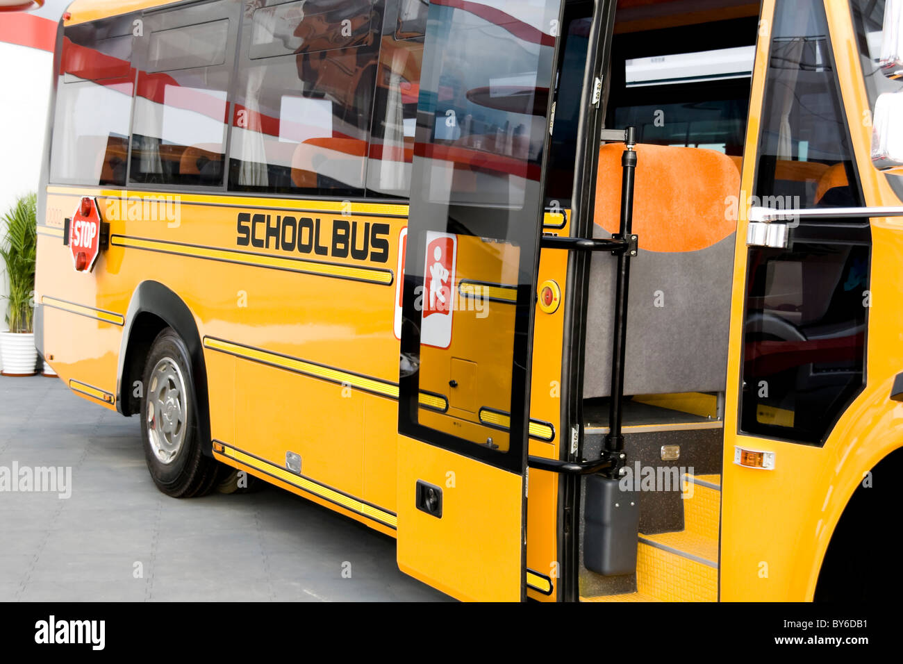 Vue latérale d'autobus scolaire jaune Banque D'Images