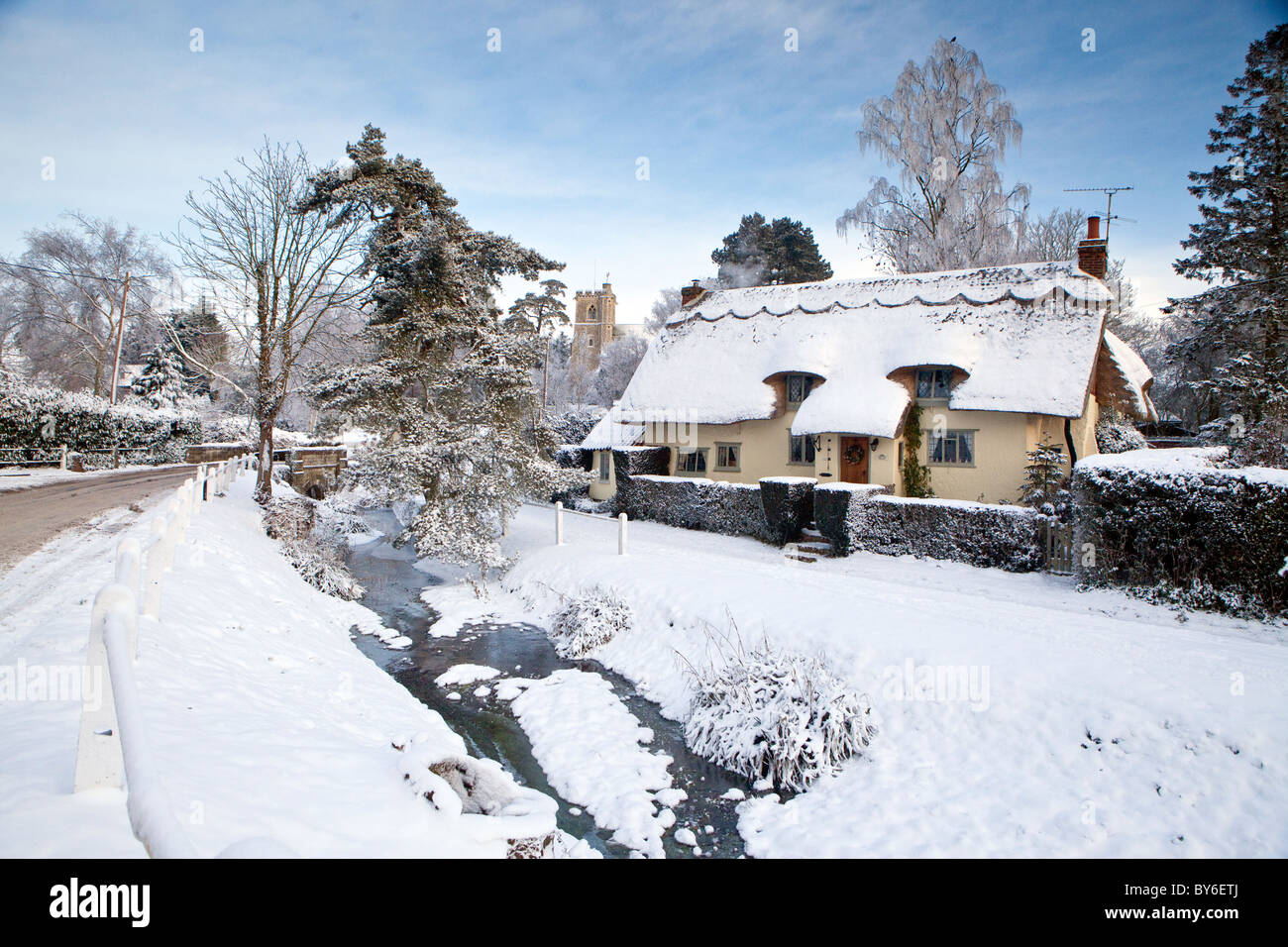 Scène de la neige d'hiver de la Essex village de Arkesden avec ses pittoresques chaumières et église Banque D'Images