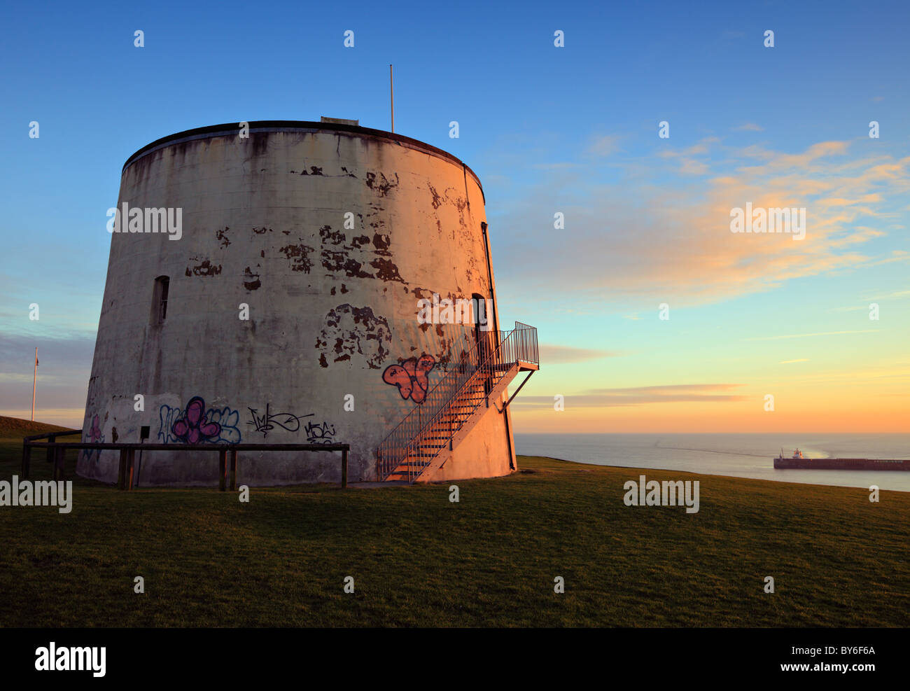 La tour Martello no3 donnant sur Folkestone. Banque D'Images