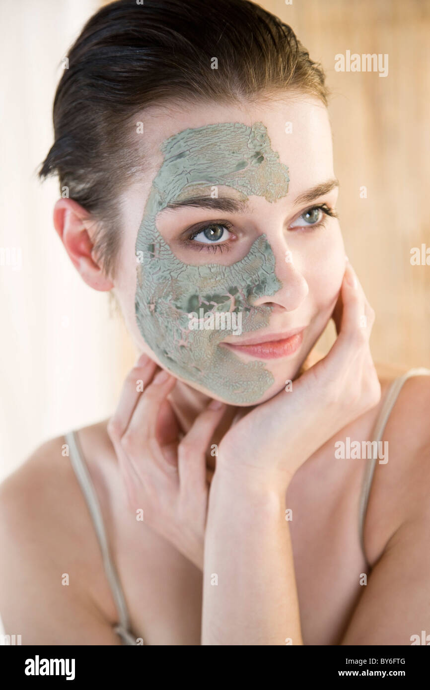 Femme avec masque cosmétique Banque D'Images