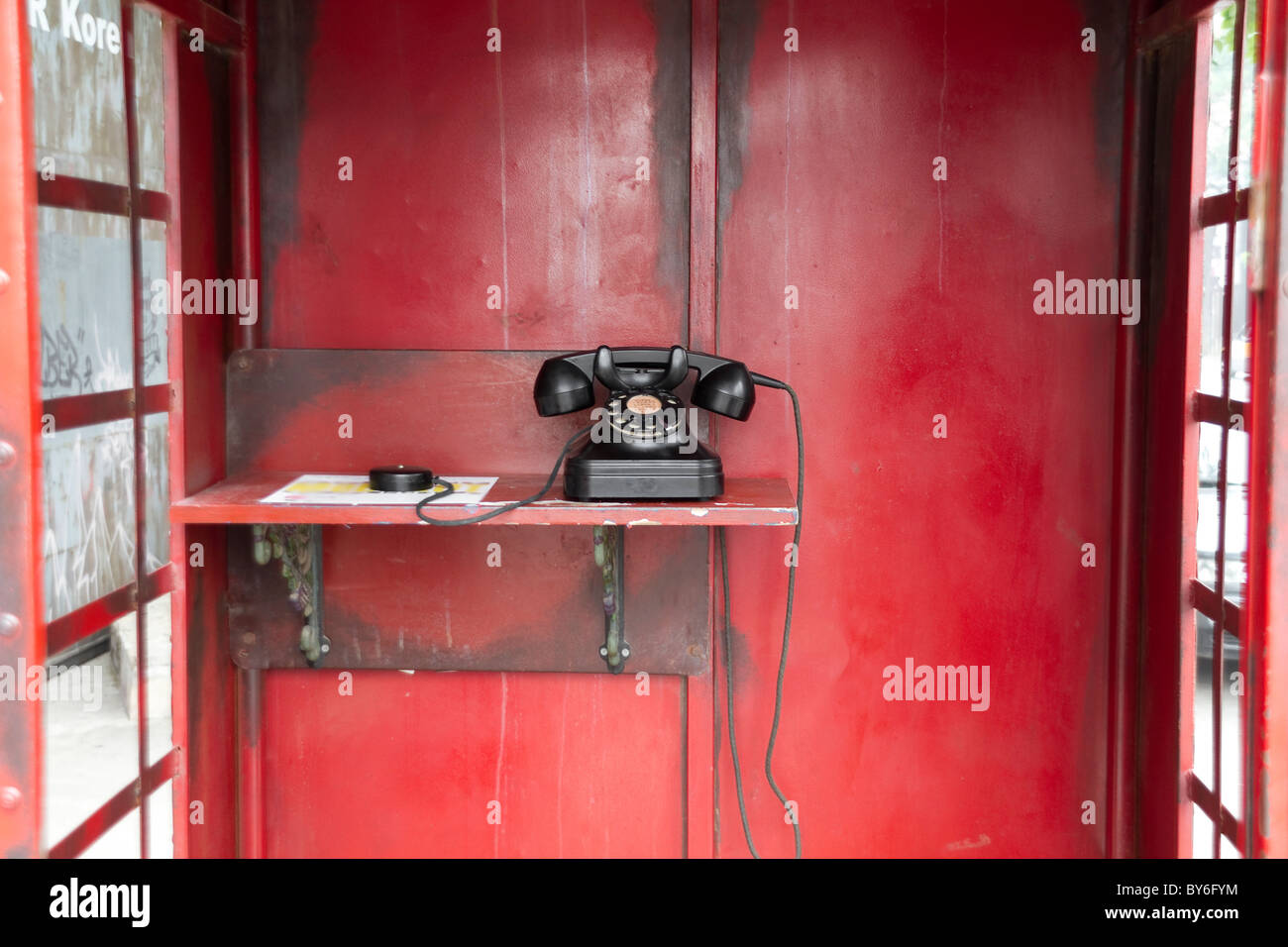 Vieux téléphone dans la cabine téléphonique rouge traditionnel Banque D'Images