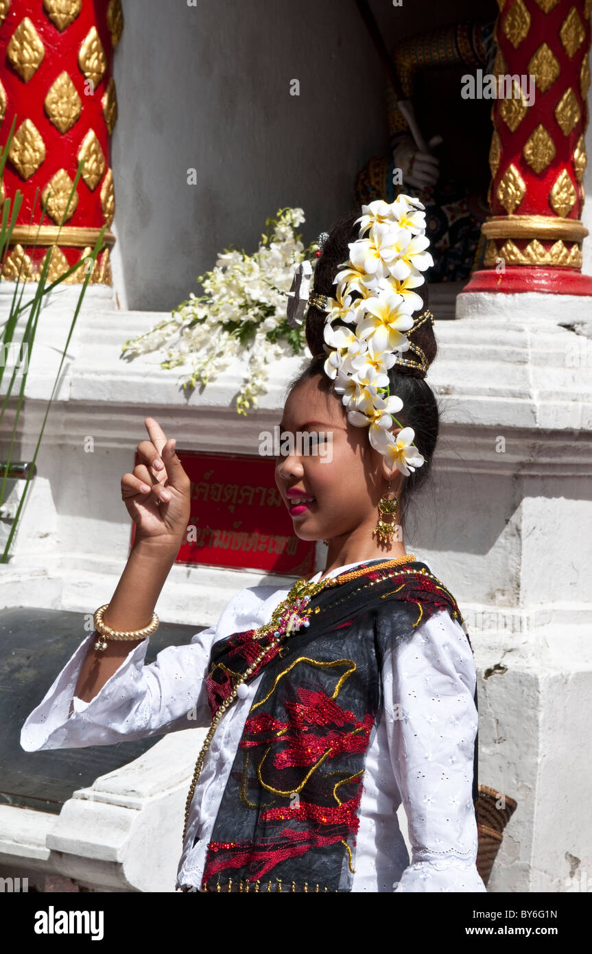 Fille d'orchidées sur sa tête, faisant une danse traditionnelle, Wat Phra That Doi Suthep, Chiang Mai, Thaïlande Banque D'Images
