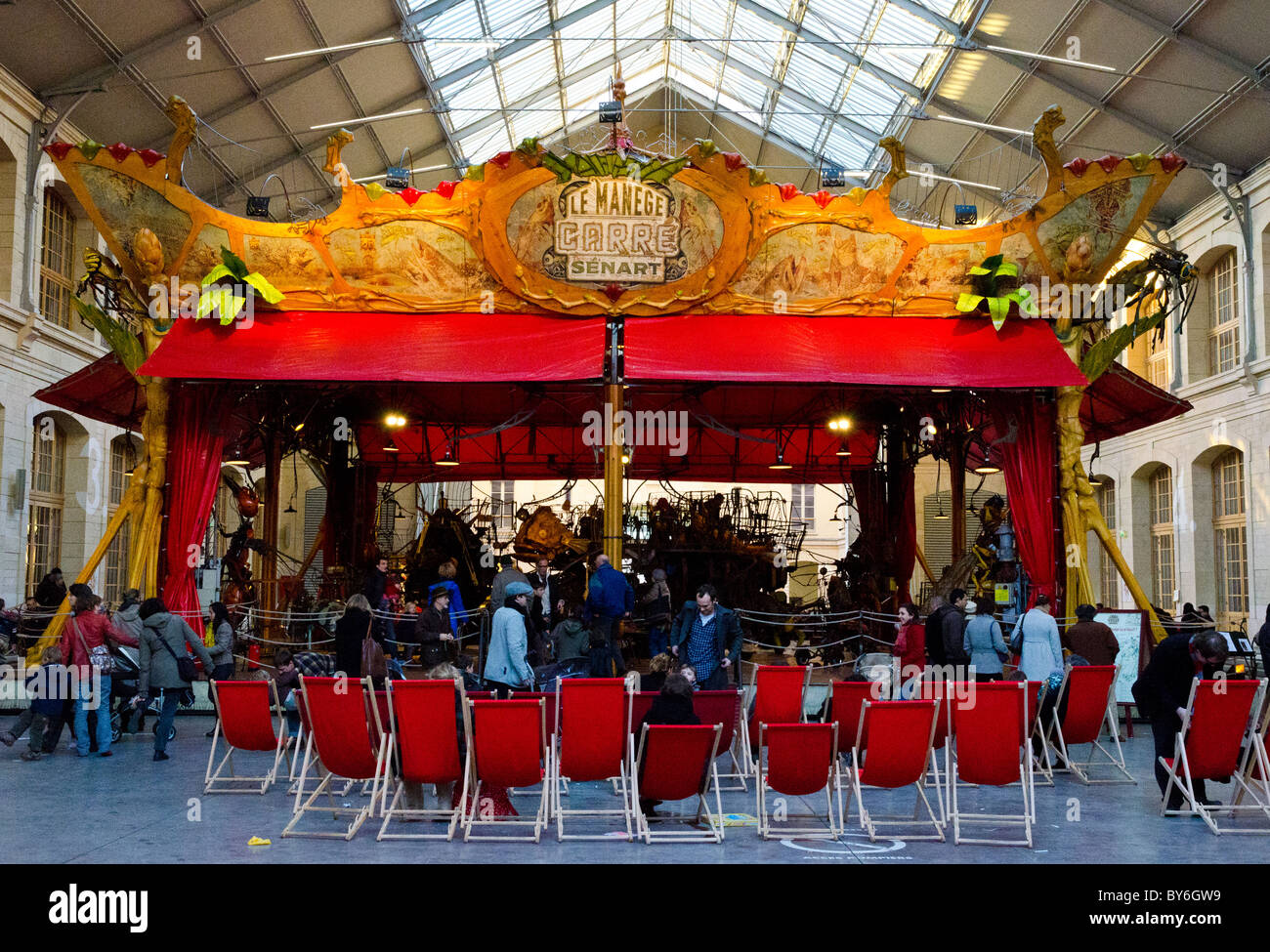 Le Manège Carré Sénart (merry go round), au CENTQUATRE, à l'intérieur du marché couvert d'Aubervilliers, Paris Banque D'Images