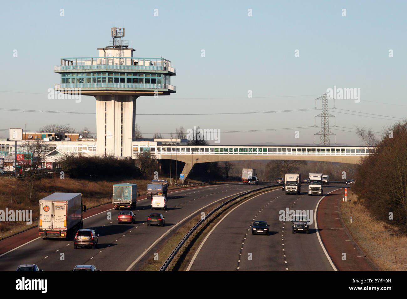 Le trafic routier sur l'autoroute M6 à Forton- maintenant connue sous le nom de Lancaster (Forton) Banque D'Images