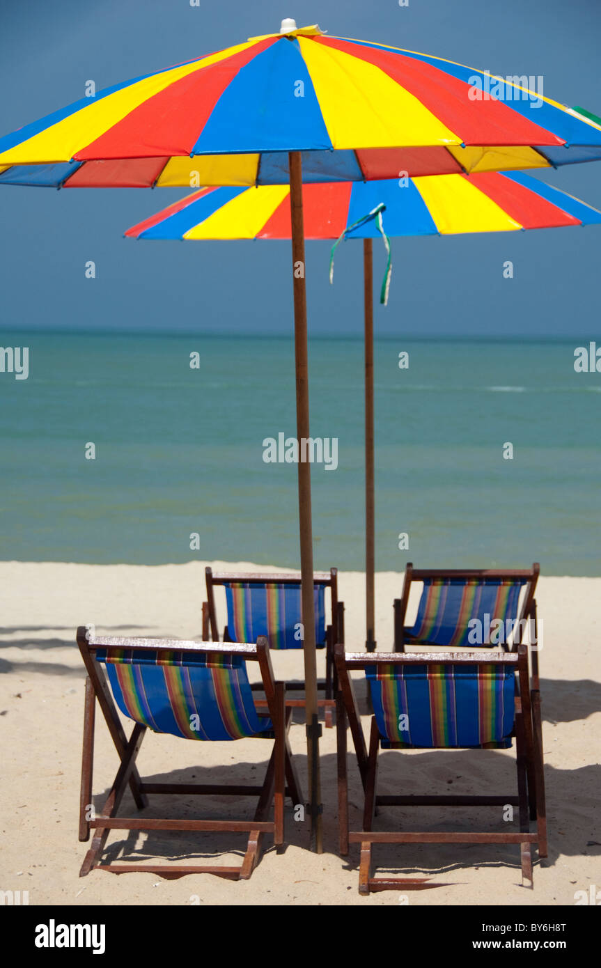 La Malaisie, île de Penang, Golden Sands Beach Resort. Resort plage avec parasols colorés. Banque D'Images