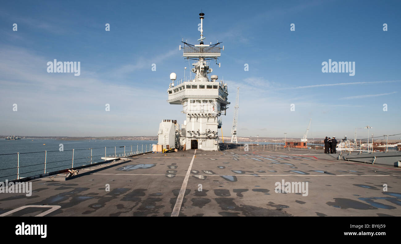 Le pont d'envol et la tour du HMS Ark Royal à Portsmouth Dockyard porte-avions dans la Royal Navy pendant son déclassement Banque D'Images