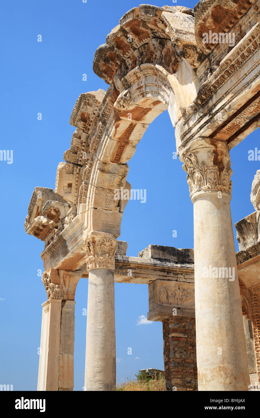 L'une des nombreuses portes historiques à Ephèse Turquie Banque D'Images