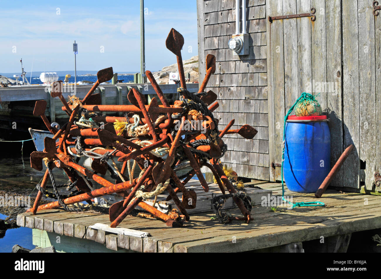 Harpons et autres engins de pêche en raison de la rouille accalmie dans l'industrie de la pêche dans causés par les quotas imposés par le gouvernement canadien Banque D'Images